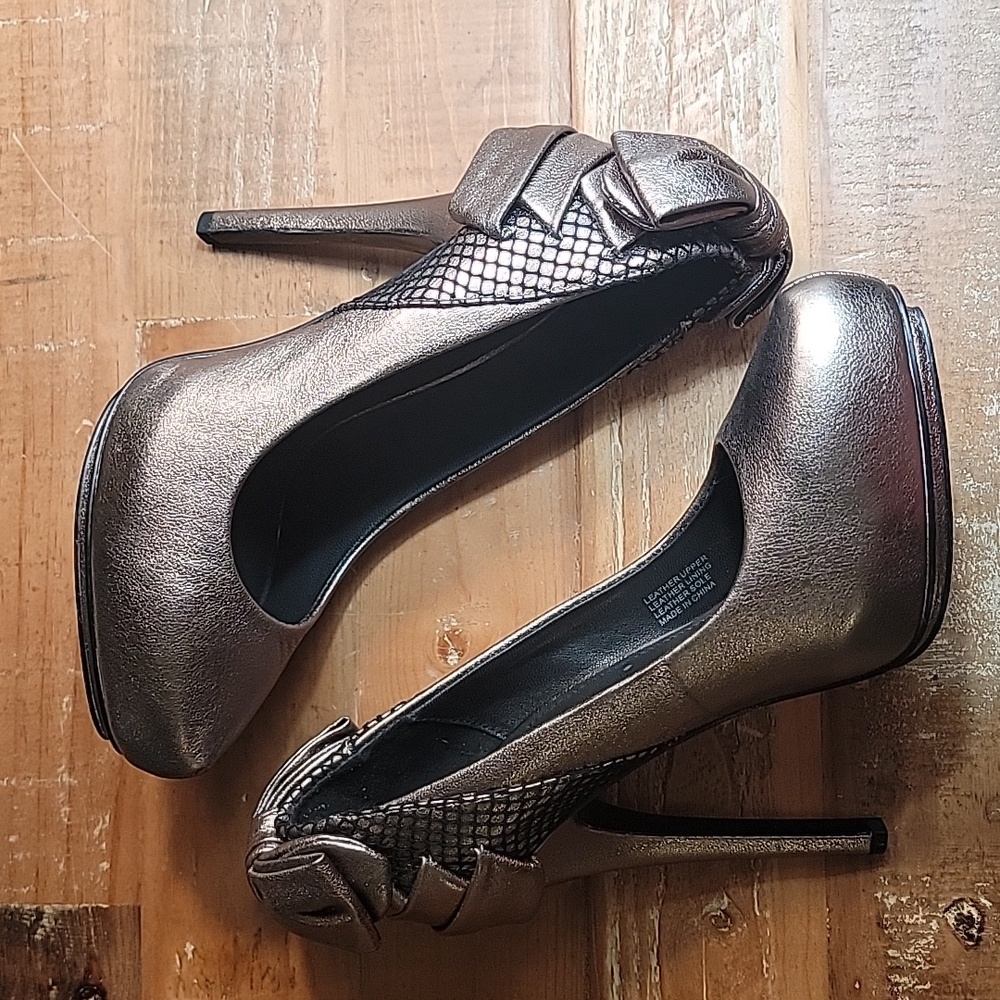 NIB Rock & Republic Gold Leather Platform Heels w/ Fishnet & Bow Detail SZ: 9/39
